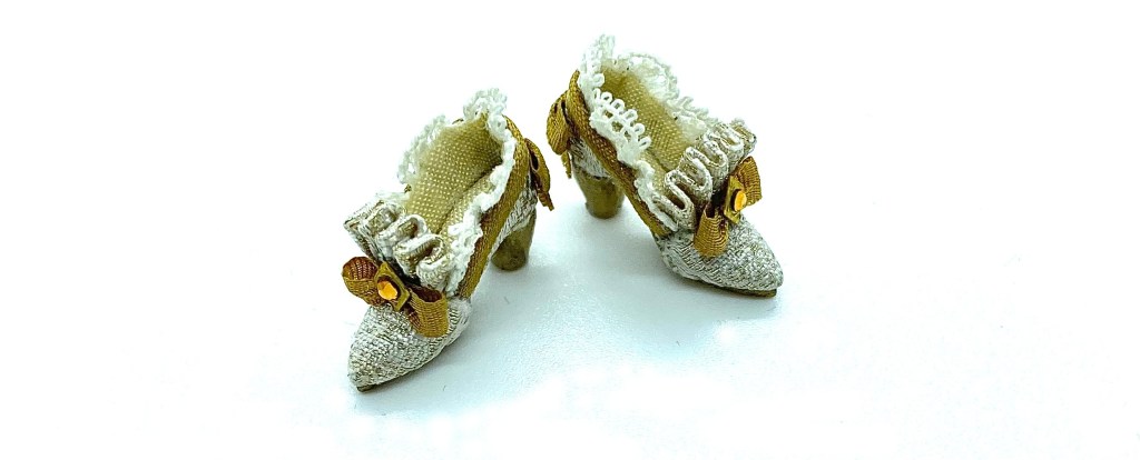 Gold Shoes with&nbsp;Bows